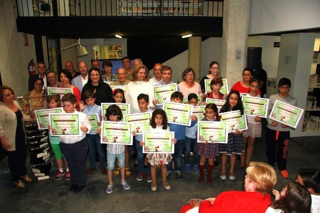 Reconocimiento de Almonte a los 29 usuarios más dinámicos de las bibliotecas municipales