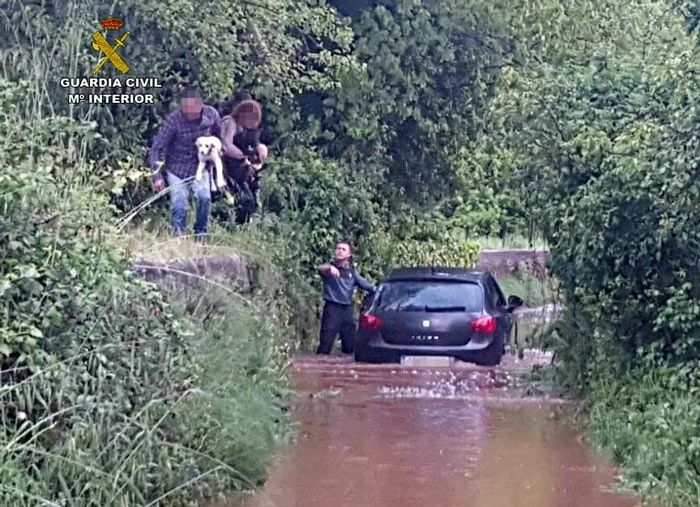 Rescatados dos turistas sorprendidos por una corriente de agua en Fuenteheridos