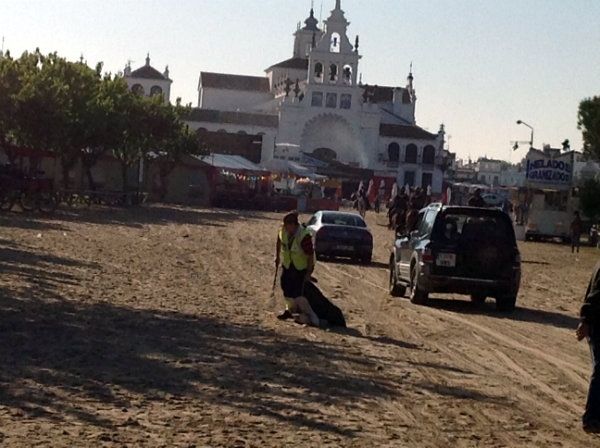 El servicio de limpieza retira 720.000 kilos de residuos en El Rocío, un 11% más que el pasado año