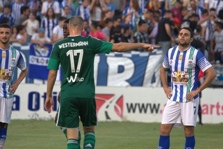 Fiesta en la grada y goleada en el césped como despedida (0-4)