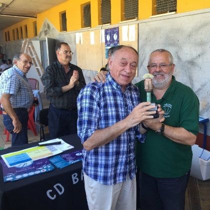 El Enrique Benítez homenajea a Boby, 'la voz del baloncesto en Huelva'