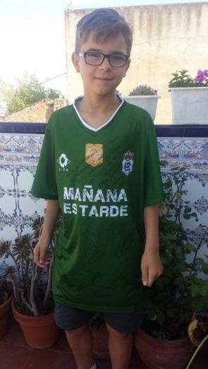Red Madre hace entrega al ganador del sorteo de la camiseta de Rubén Gálvez