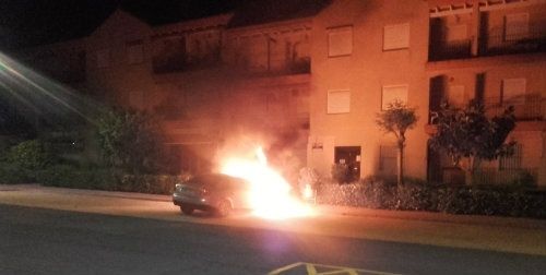 Aparatoso incendio de un vehículo anoche en Mazagón