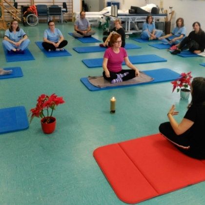 El Hospital de Riotinto ofrece sesiones de yoga a sus profesionales