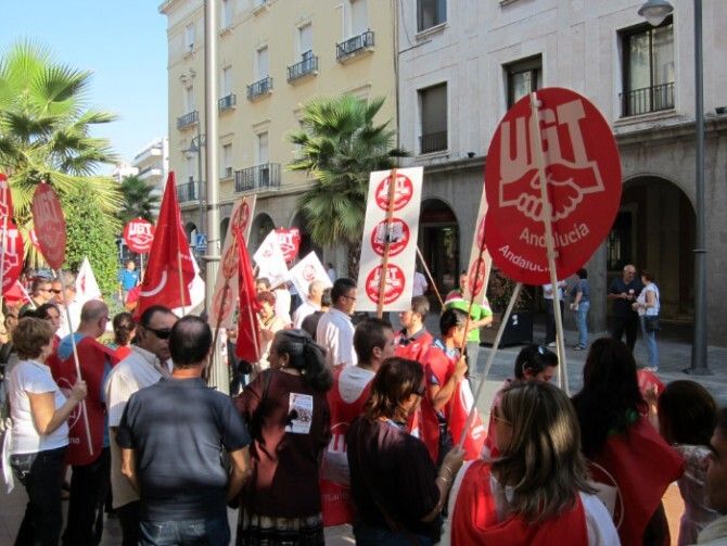 UGT y CCOO protestan contra las políticas “insolidarias y antisociales” del Gobierno contra la crisis