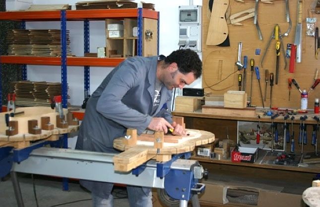 'Intento innovar para sacar un sonido diferente a mis guitarras'