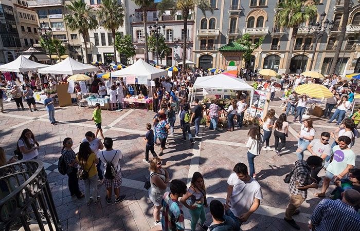 Cientos de jóvenes convierten la plaza de las Monjas en un mercadillo de emprendedores