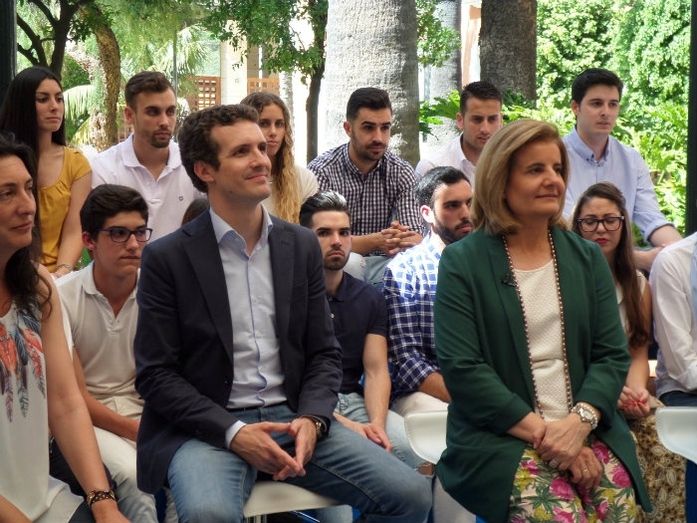 Fátima Báñez y Pablo Casado comparten el proyecto de empleo del PP con jóvenes onubenses
