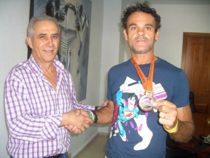 Aljaraque recibe al duatleta Cesáreo Romero tras ganar la medalla de bronce en el Mundial