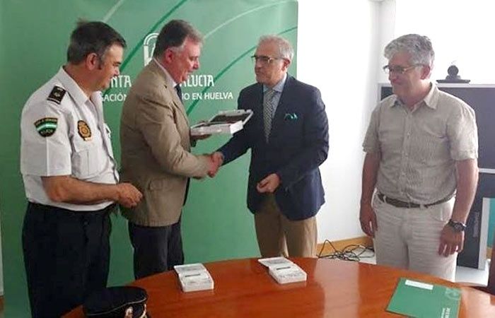 Junta y el Colegio de Veterinarios colaboran en la identificación de los animales de compañía con microchip
