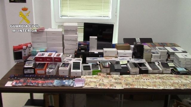 Detenidos 17 integrantes de una red que cometía estafas a través de contratos fraudulentos de telefonía móvil