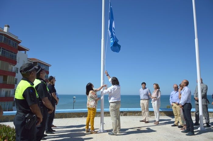 El izado de Bandera Azul, Sendero Azul y el distintivo con Q de calidad Turística inaugura la temporada de verano en Matalascañas