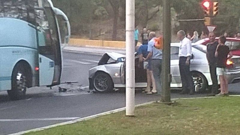 Accidente sin heridos entre un coche y un autobús en la plaza de España