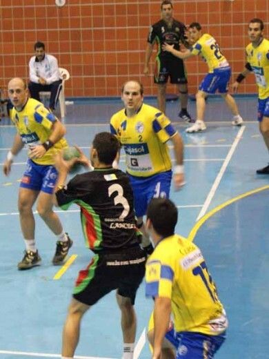 El PAN acusa la falta de efectivos en un duelo de mucho desgaste (31-28)