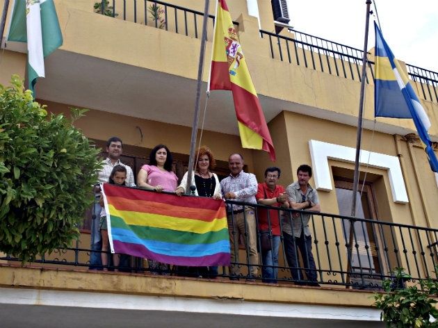 La bandera arcoiris ondea en varios ayuntamientos de la provincia con motivo del Día del Orgullo LGTBi