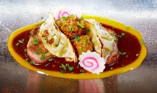 Solomillo con jiaozi de manzanas y apionabo