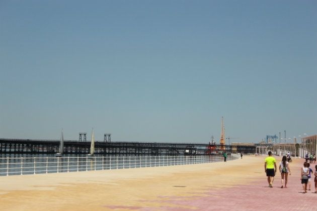 El recién inaugurado Paseo de la Ría acoge una exhibición de dos barcos de crucero