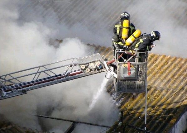 Los Bomberos intervienen en un incendio originado en una chatarrería