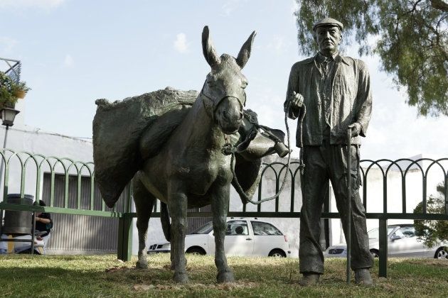 El monumento a Los Caleros vuelve a ocupar su sitio en Ayamonte tras ser restaurado