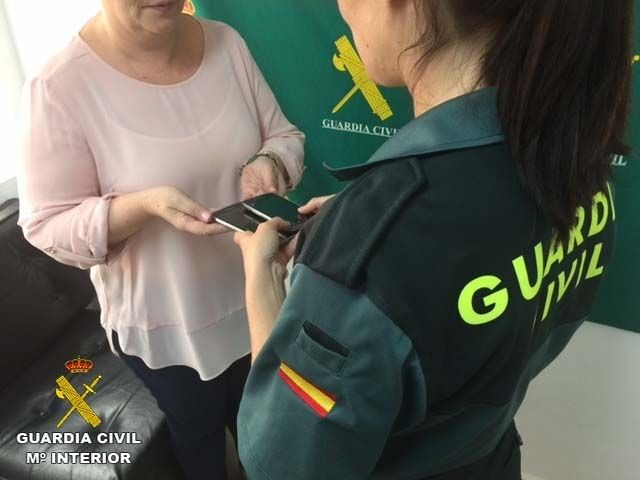 Arrestan en Mazagón a un varón que hurtaba móviles mientras sus dueños se bañaban