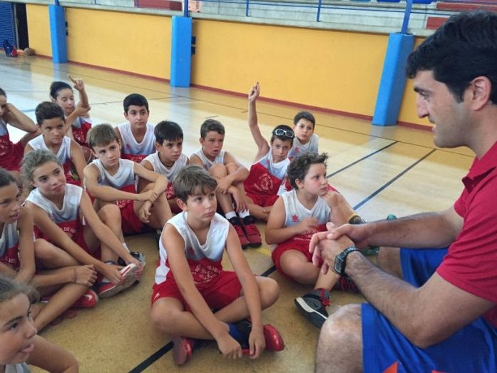 Los jugadores ACB Jesús Chagoyen y Fran Cárdenas visitan el campus de La Palma