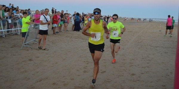 Emilio Martín y Dochia Rus conquistan la Carrera Nocturna Solidaria 'Playas de Punta Umbría'