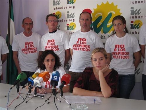Los trabajadores despedidos ven 'discriminación política' y estudian emprender medidas legales