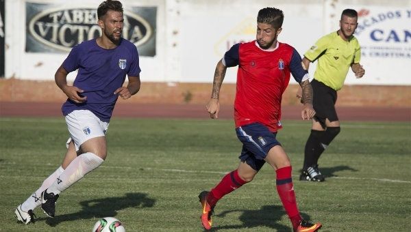 Rubén Mesa lidera al Decano en su triunfo en Isla Cristina (0-2)