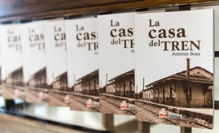 Gran acogida a la obra 'La casa del tren' del ayamontino Antonio Boza