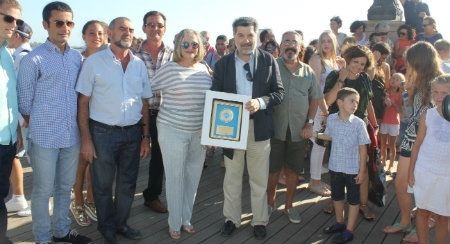 El Puerto de Huelva ofrece a una veintena de niños bielorrusos un recorrido en catamarán por la ría