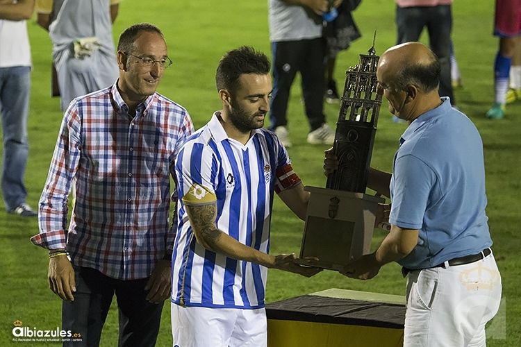 Dani Sotres reaparece y le da el Trofeo de la Bella al Recre en los penaltis