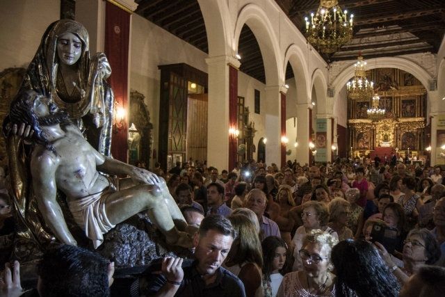 Ayamonte arropa a su patrona en su tradicional bajada del Camarín