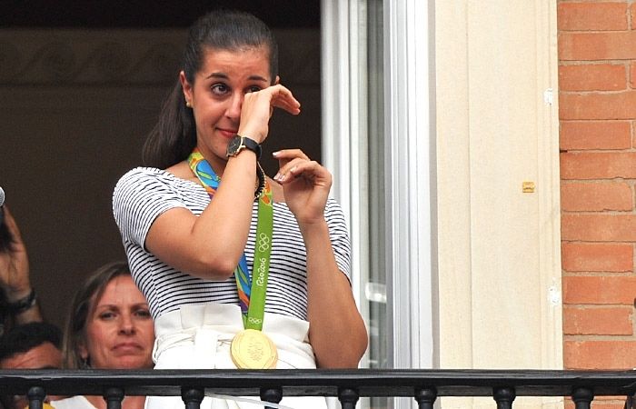 Miles de onubenses ovacionan a una emocionada Carolina Marín al son de la salve rociera