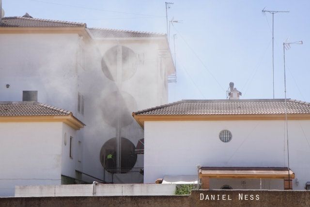 Bomberos evacuan a 20 personas por el incendio en una vivienda de Mazagón
