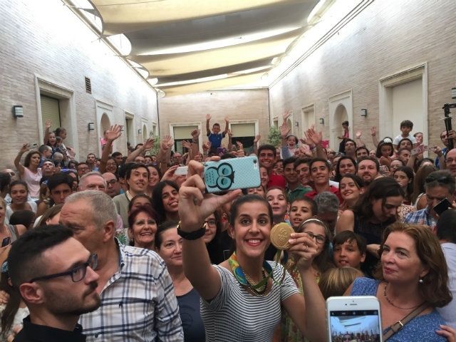 Miles de onubenses ovacionan a una emocionada Carolina Marín al son de la salve rociera