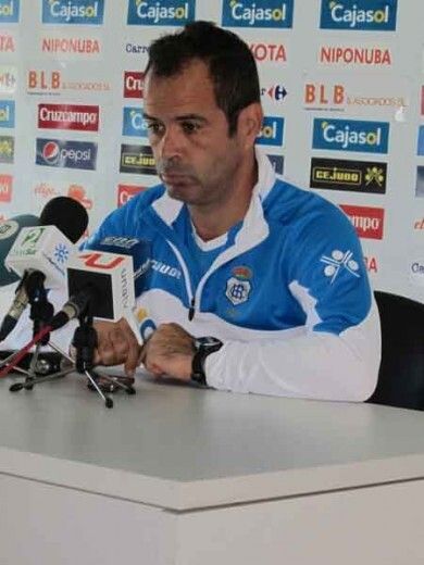 Cervera: 'El equipo tiene cuatro delanteros centros y debería tener gol'