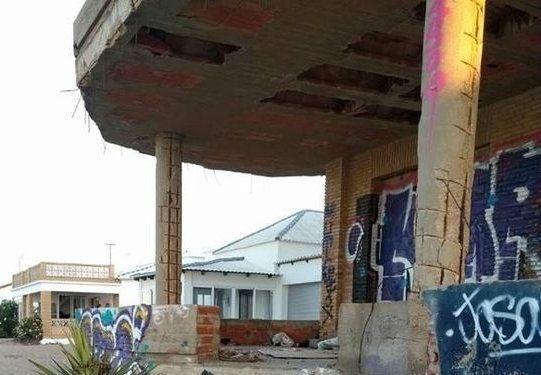 Exigen derribar un edificio inacabado desde hace 35 años en La Antilla ante los problemas de 'drogas e inseguridad'