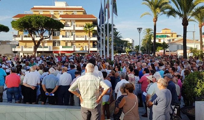 Unos 600 vecinos de Punta Umbría protestan contra la subida del IBI a las puertas del Ayuntamiento