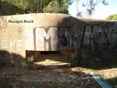 Nueve búnkeres de la II Guerra Mundial permanecen en la costa de Huelva llenos de basuras y pintadas