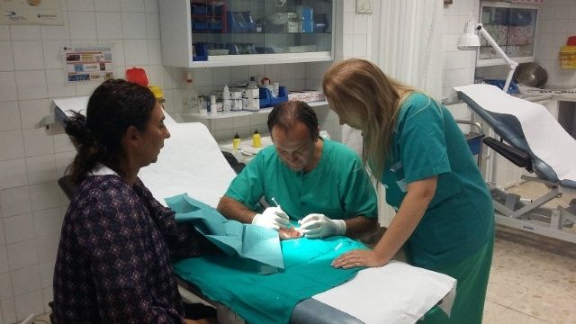 El Complejo Hospitalario de Huelva implanta una nueva terapia no quirúrgica para recuperar la movilidad de la mano