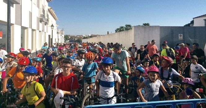 Más de 700 personas participan en el Día de la Bicicleta de Valverde