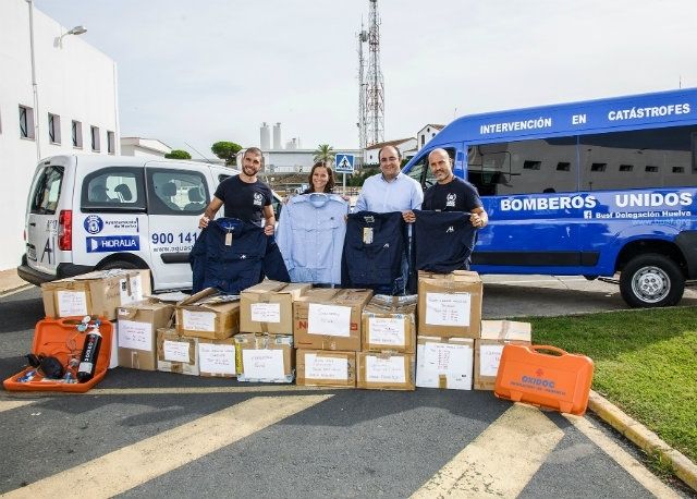 Aguas de Huelva entrega material textil y sanitario a Bomberos Unidos sin Fronteras