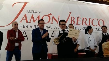 El joven cortador de Cumbres Mayores Antonio González gana el concurso de la Feria del Jamón