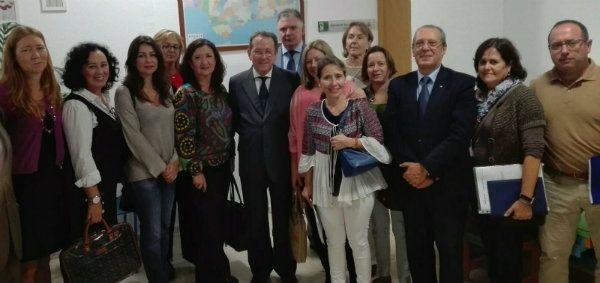 Emilio de Llera visita el Punto de Información sobre Mediación en los juzgados de Huelva