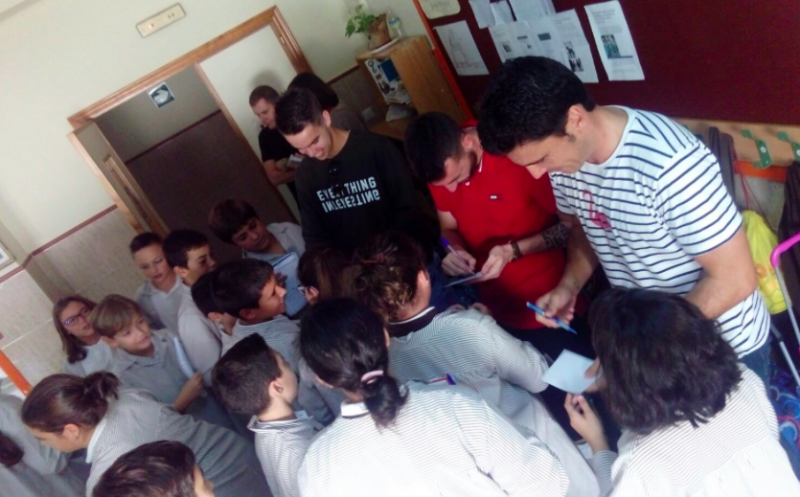 Rubén Gálvez, Dani Molina y Zamora reparten en los colegios entradas para el próximo partido