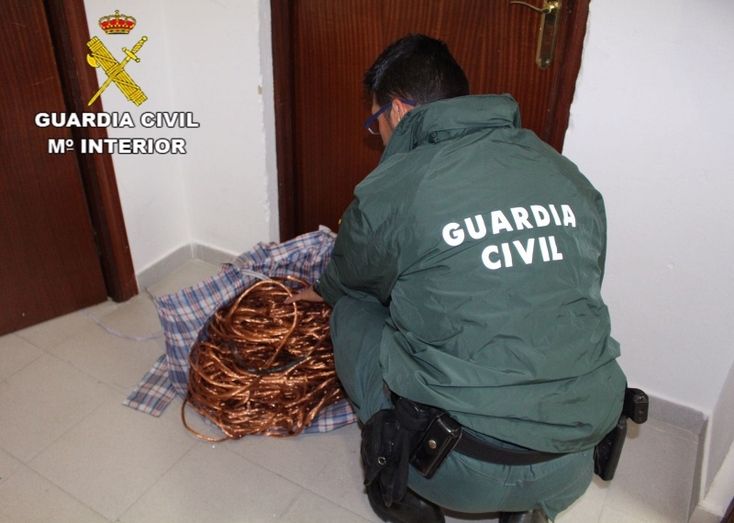 Detienen a dos varones que robaron un rollo de 45 metros de cableado de cobre en Aracena