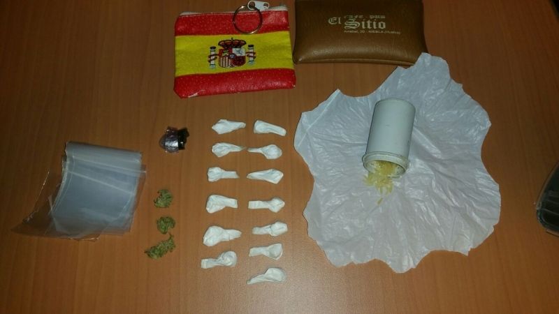 Detienen en Niebla a un varón que ocultaba papelinas de cocaína en un bote cubierto de arroz