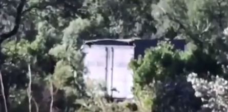 Resulta ileso el conductor de un camión de mercancías peligrosas tras salir de la vía y caer en Linares de la Sierra