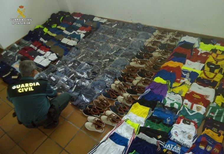 La Guardia Civil interviene en Niebla más de 200 prendas de vestir falsificadas