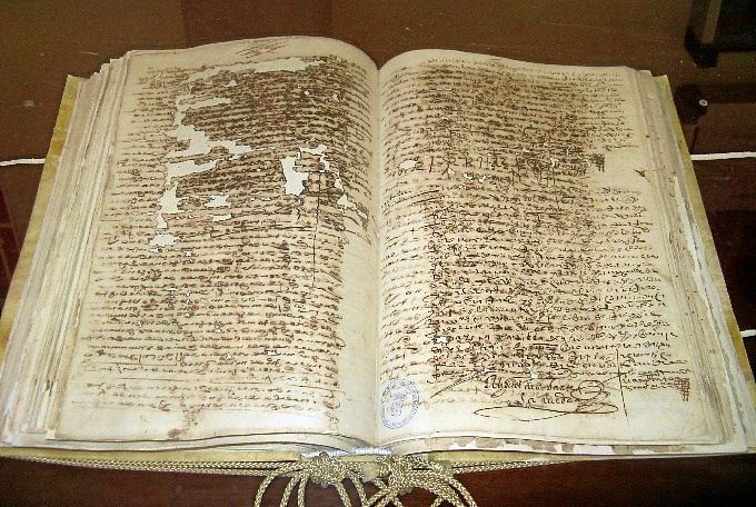 El Museo de Huelva expone una treintena de documentos históricos de archivos municipales de la provincia